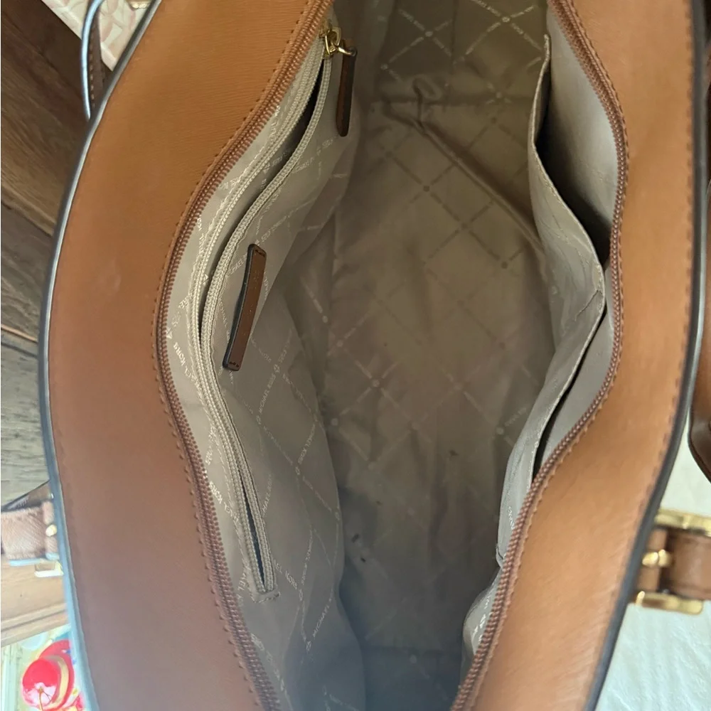 Michael Kors Brown Jet Set Bag - Saffiano Leather - Picture 6 of 7